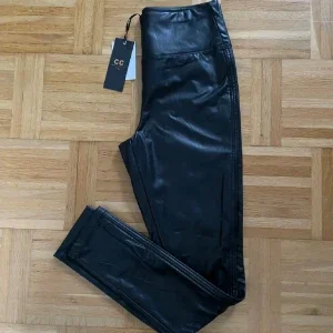 Svarta skinnimitation leggings Capri Collection Nya