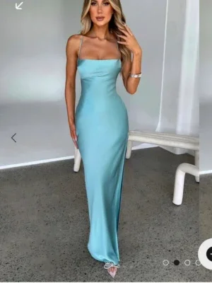 Babyboo- nyt med tag - xs_ Ljusblå långklänning med öppen rygg