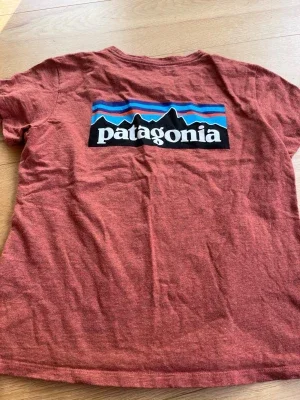 Röd Patagonia t-shirt med logga