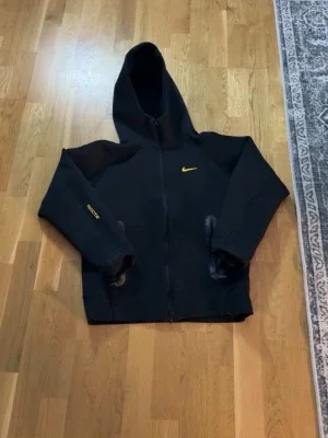 Svart Nike NOCTA hoodie med dragkedja