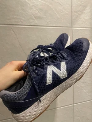 Marinblå New Balance sneakers