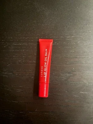 Lumene Lip Glow Oil Balm röd