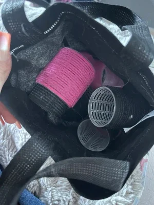 Flera hårspolar i rosa och svart