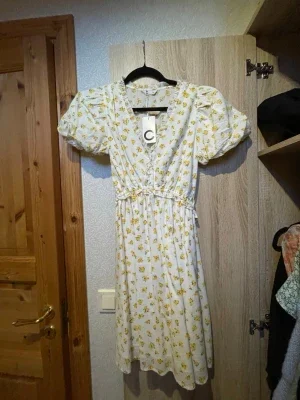 Gul blommig klänning från Cubus