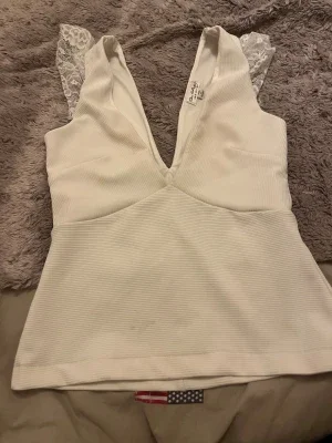Vit v-ringad topp från Miss Selfridge