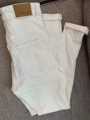 Vita jeans från Gina tricot Perfect Jeans