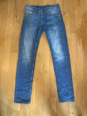 Blå slim fit jeans från J. Lindeberg