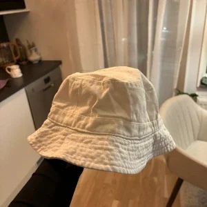 buckethat