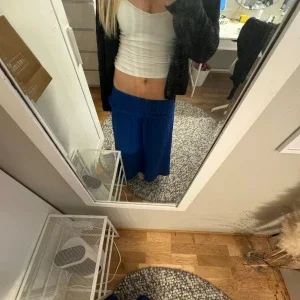 Blå lång kjol och tub klänning