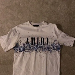 Vit t-shirt från Amiri med blått stänkmönster