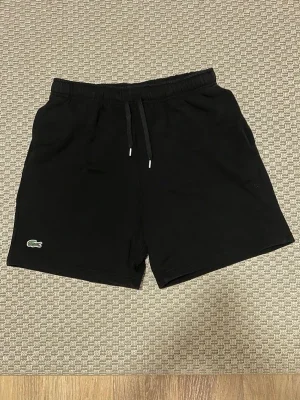 Svarta Lacoste shorts