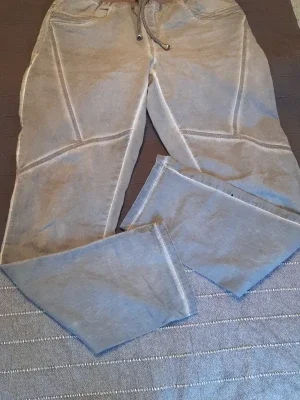 Grå jeans-leggings med dragsko från Bonprix