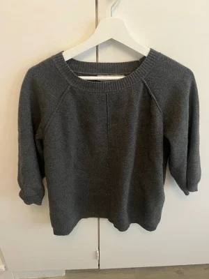 Mörkgrå stickad tröja från ASOS