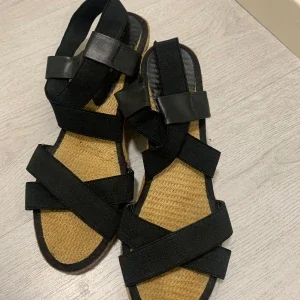 Svarta sandaler med kilklack