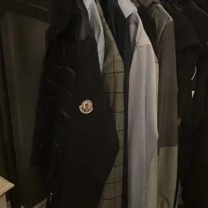 Svart Moncler pufferjacka herr