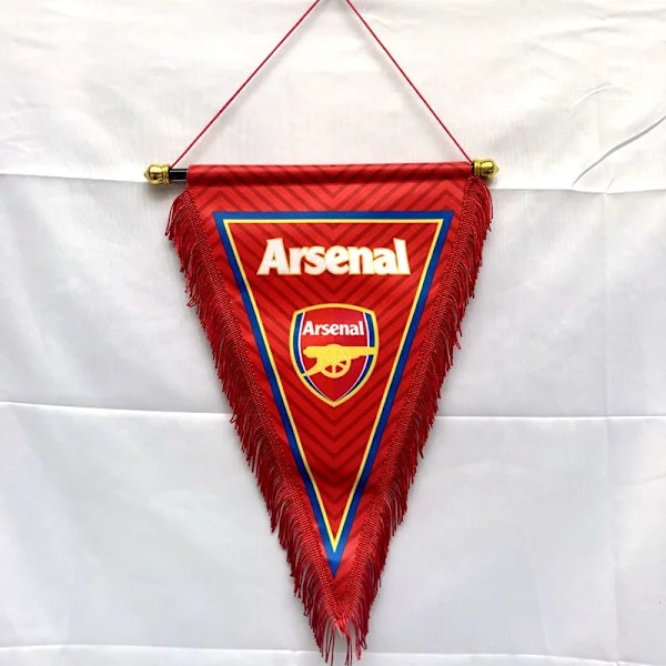 Fotbollsvimpel Röd Satin Vimpel Flagga Triangulär Väggupphängning med Frans för Barer Klubb Hem Dekorativ Vimpel Fotbollsfans Presentdekoration