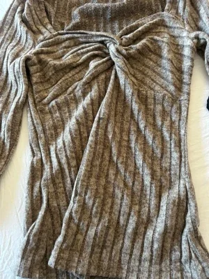Beige ribbad omlottklänning