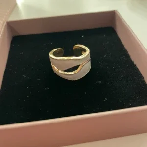 Unik ring i guld och vit