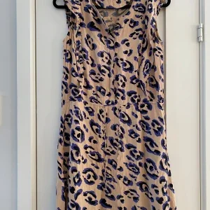 Leopardmönstrad klänning från InWear