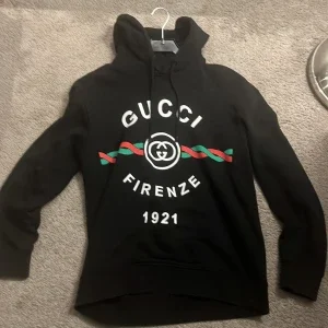 Svart Gucci hoodie med tryck