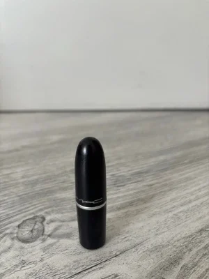 Mörklila läppstift från MAC