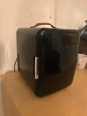 Svart minikyl med både värme och kyla