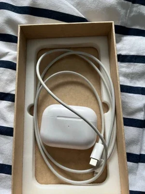 Vita AirPods Pro Max inkl laddsladd
