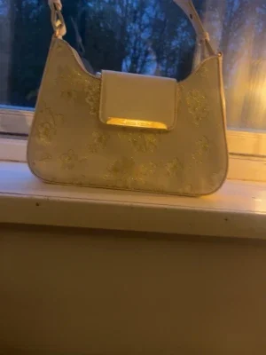 Vit axelremsväska från Anna field