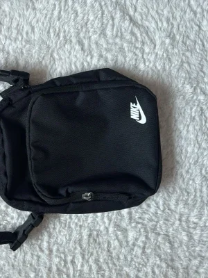 Svart Nike ryggsäck med justerbara remmar