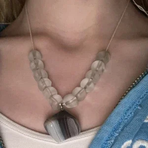 Halsband med stora pärlor och stenberlock