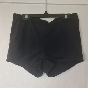 Svart bikinitrosa i boxermodellfrån Ellos