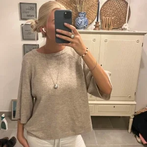 Beige stickad tröja med trekvartsärm