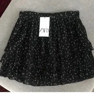 Zara svart prickig kjol