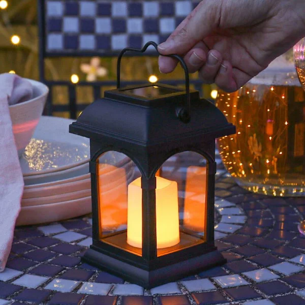 Traditionell flimrande flamlös LED-ljuslykta 15 cm soldriven hängande utomhus trädgård uteplats bord