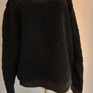 Svart fleecetröja från Monki