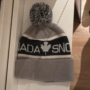 Grå mössa från Canada Snow