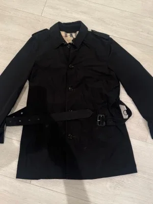Svart trenchcoat från Burberry Brit