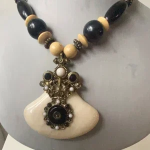 Unikt halsband med stora pärlor och hänge