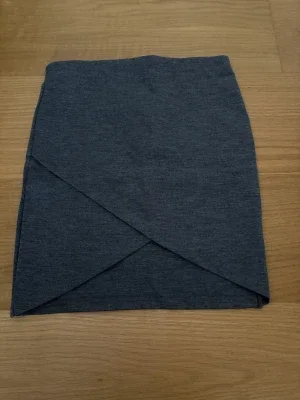 Mörkgrå omlottkjol från Gina Tricot