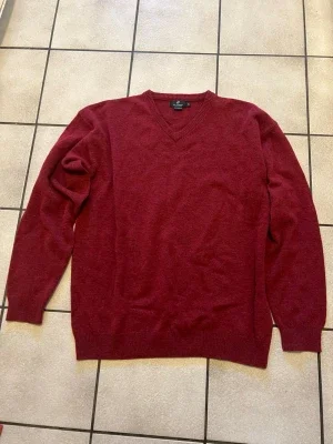 Vinröd v-ringad tröja MC Gordon XL 100% ull