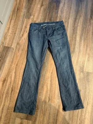Mörkblå bootcut jeans från Vila
