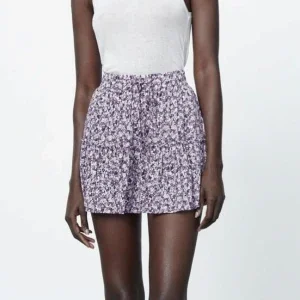 Blommig kjol med shorts