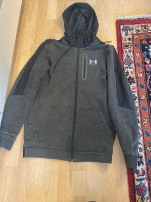 Mörkgrå tracksuit från Under Armour