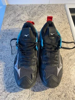 Svarta Mizuno sneakers med blå detaljer