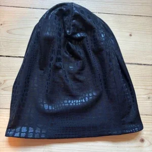 Svart mössa med glansigt ormskinnsmönster