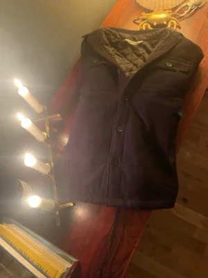 Svart quiltad overshirt i ull