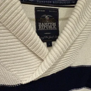 Vit och marinblå randig stickad tröja från Hampton Republic