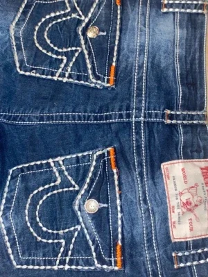Blå True Religion jeans med kontrastsömmar