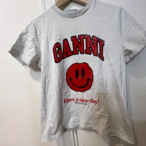 Vit t-shirt från Ganni med smiley