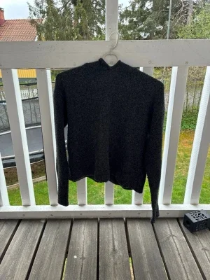 Mörkgrå stickad tröja med hög krage(czarno-szary sweter dzianinowy)
